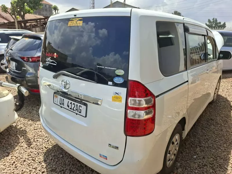 TOYOTA Noah   - 2010