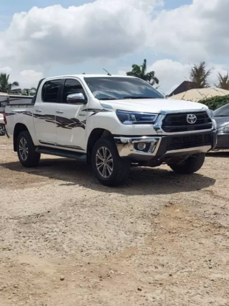 Toyota Hilux   - 2023