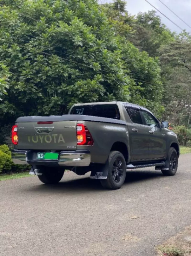 Toyota Hilux   - 2021