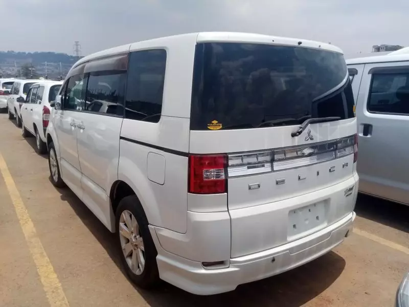 Mitsubishi Delica    - 2012