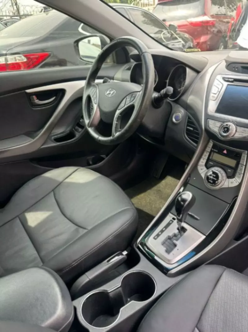 Hyundai Elantra   - 2013