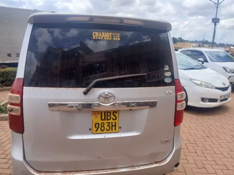 Toyota Noah   - 2010