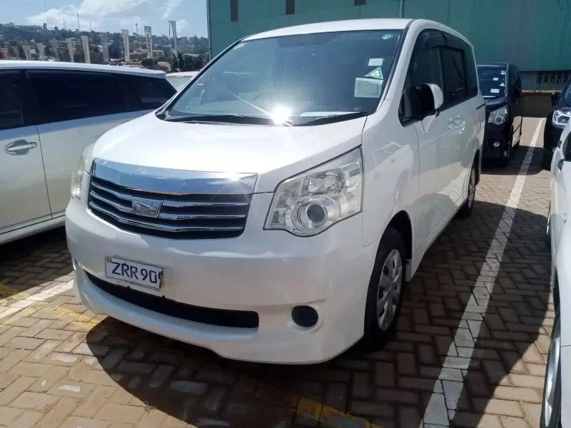 Toyota Noah   - 2013