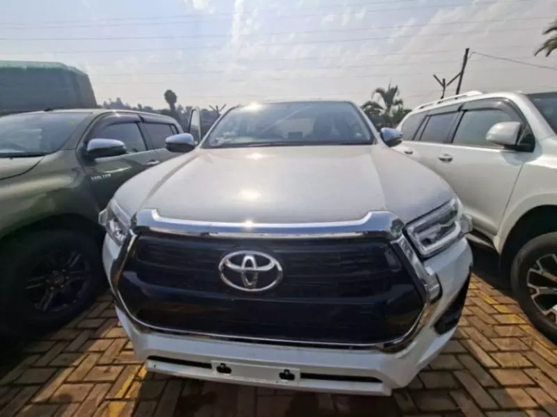 TOYOTA Hilux - 2025