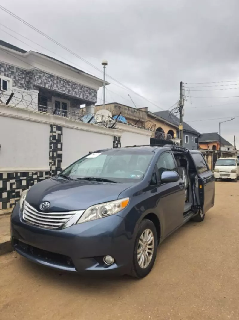 TOYOTA Sienna   - 2013