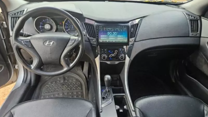 Hyundai Sonata   - 2010