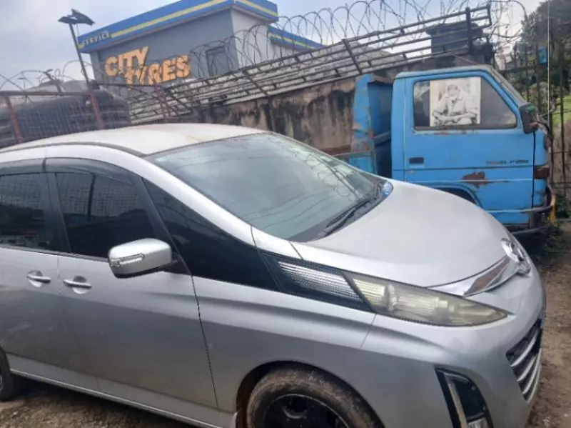 Toyota Noah   - 2012