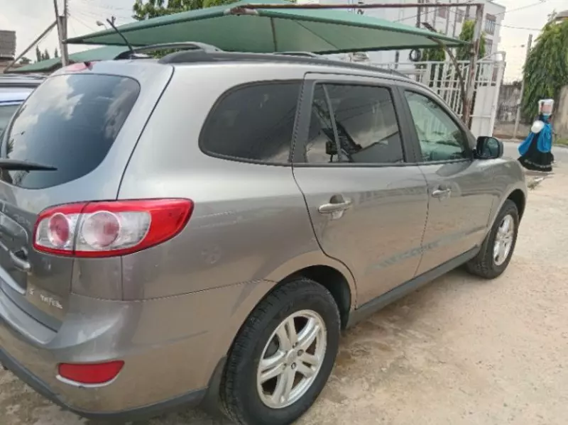 Hyundai Santa Fe   - 2011