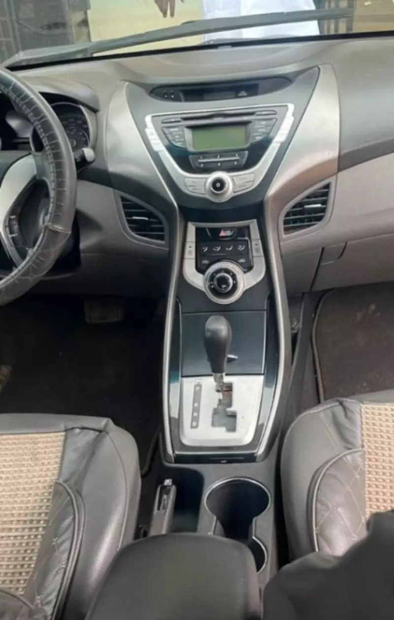 Hyundai Elantra   - 2012