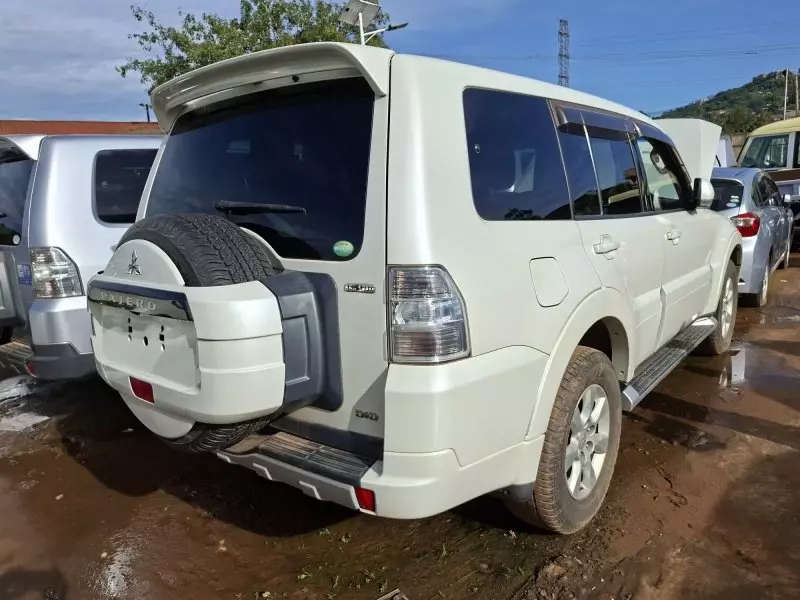 Mitsubishi Pajero   - 2015