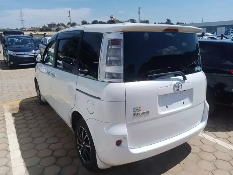 Toyota Sienta   - 2012