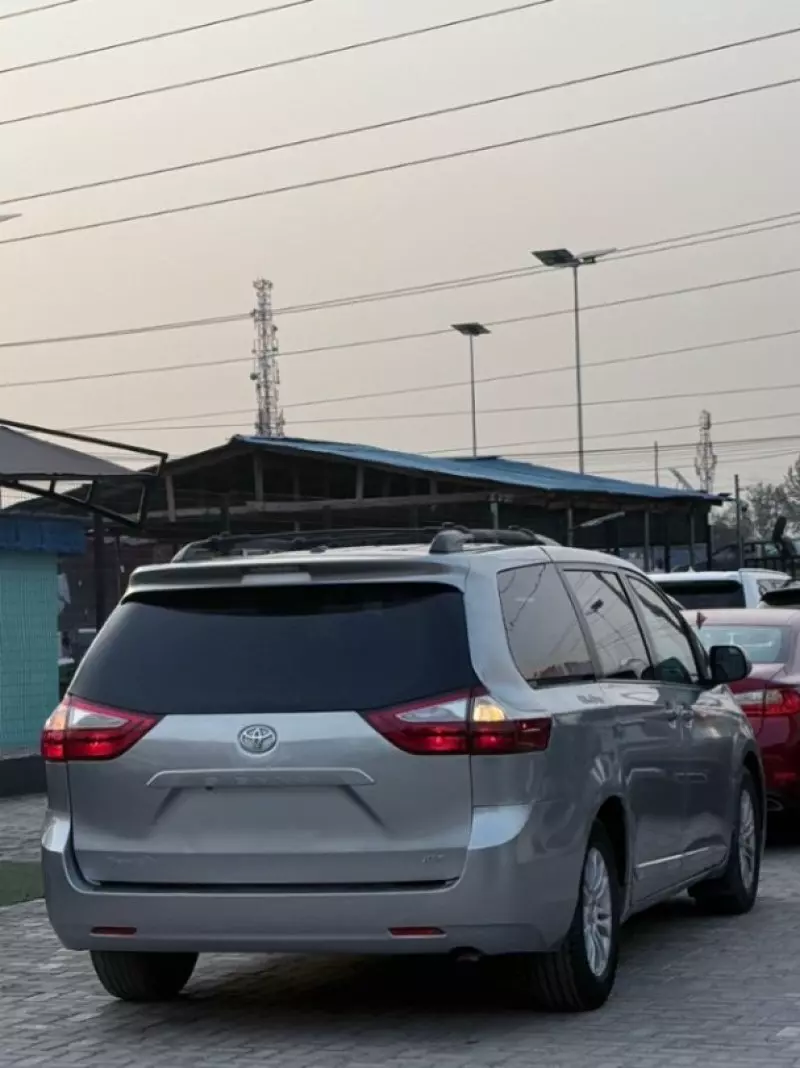 TOYOTA Sienna   - 2015