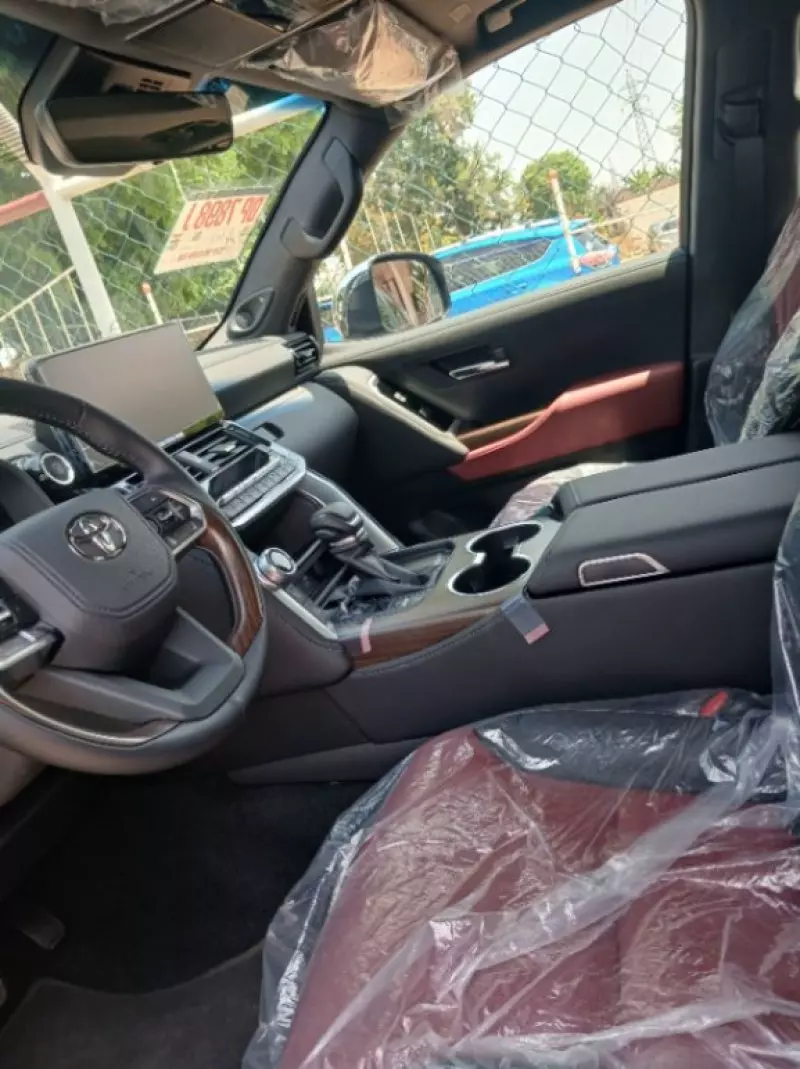 Toyota Land Cruiser VX   - 2025