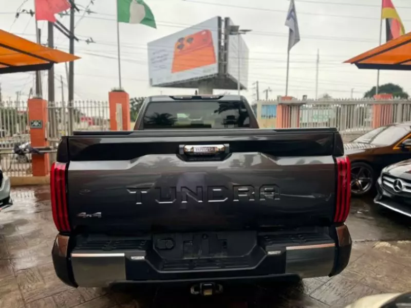 TOYOTA Tundra   - 2023