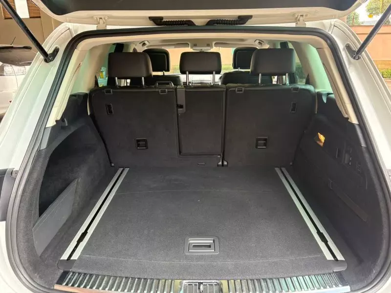 Volkswagen Touareg   - 2016