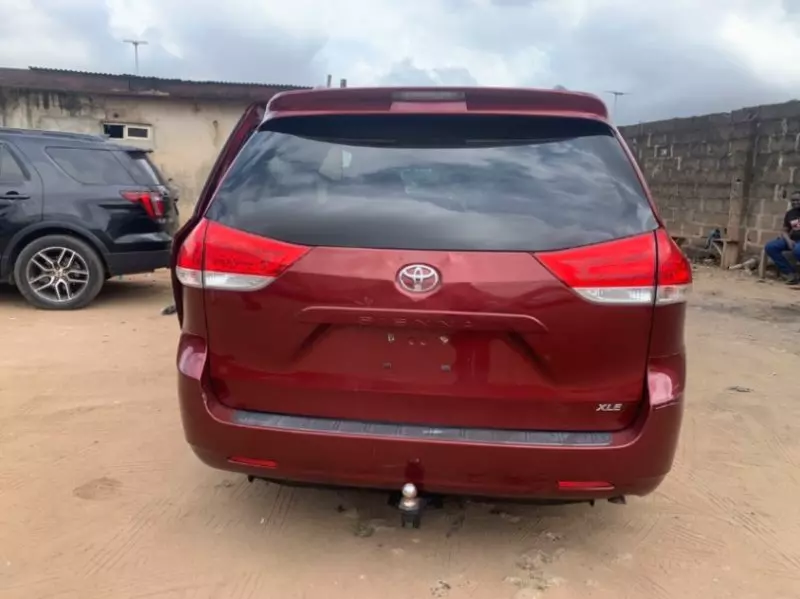 TOYOTA Sienna   - 2012