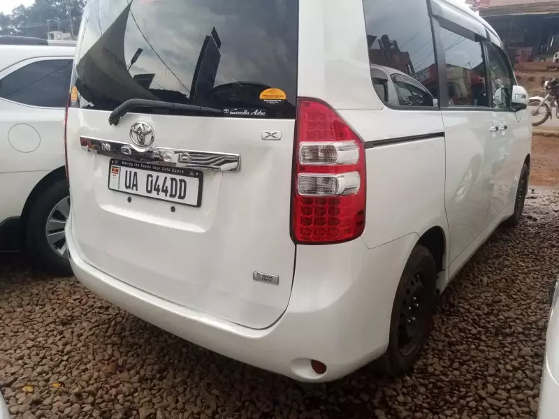 TOYOTA Noah - 2011