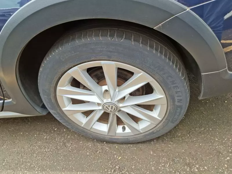 Volkswagen Golf   - 2016