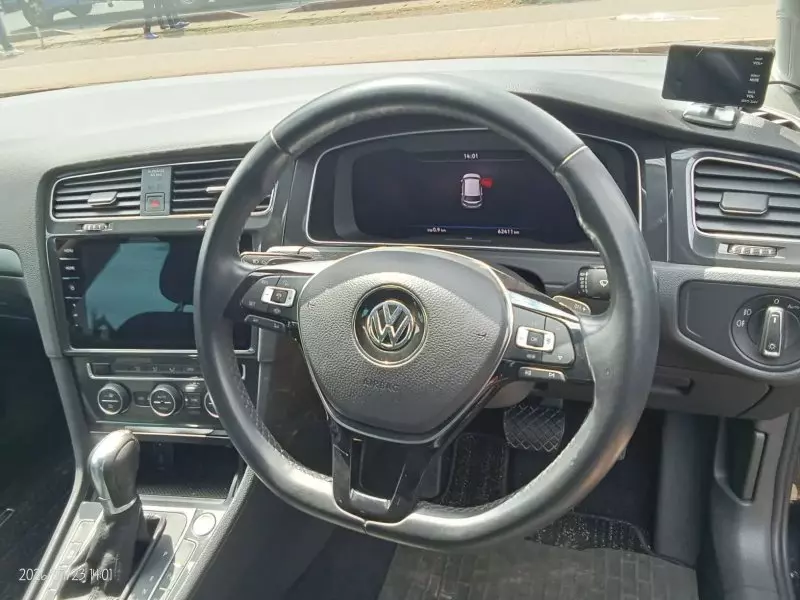 Volkswagen Golf   - 2019