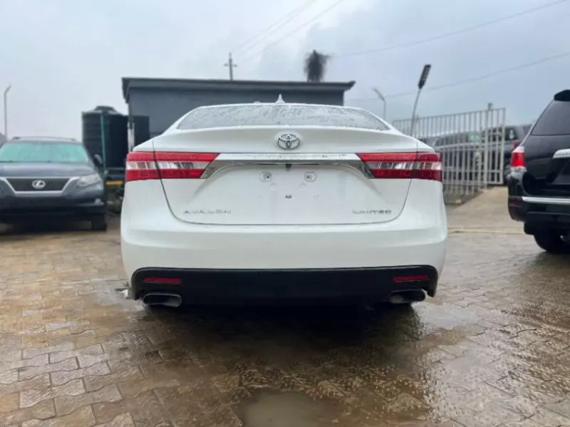 Toyota Avalon   - 2013