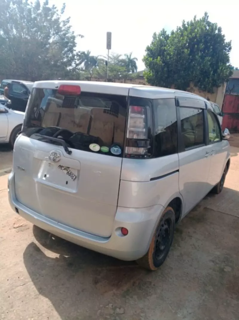 Toyota Sienta   - 2012