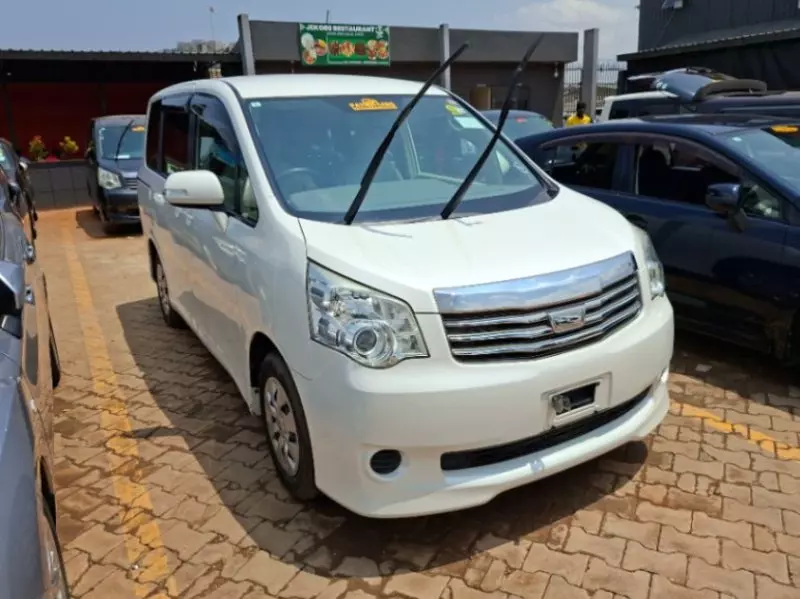 TOYOTA Noah   - 2013