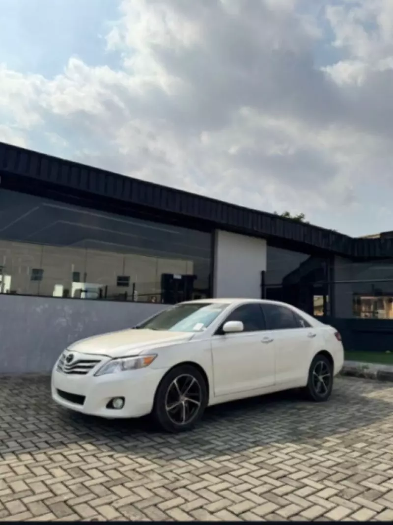 Toyota Camry   - 2011