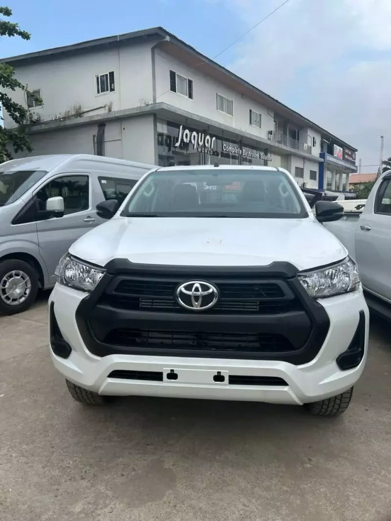 Toyota Hilux    - 2024