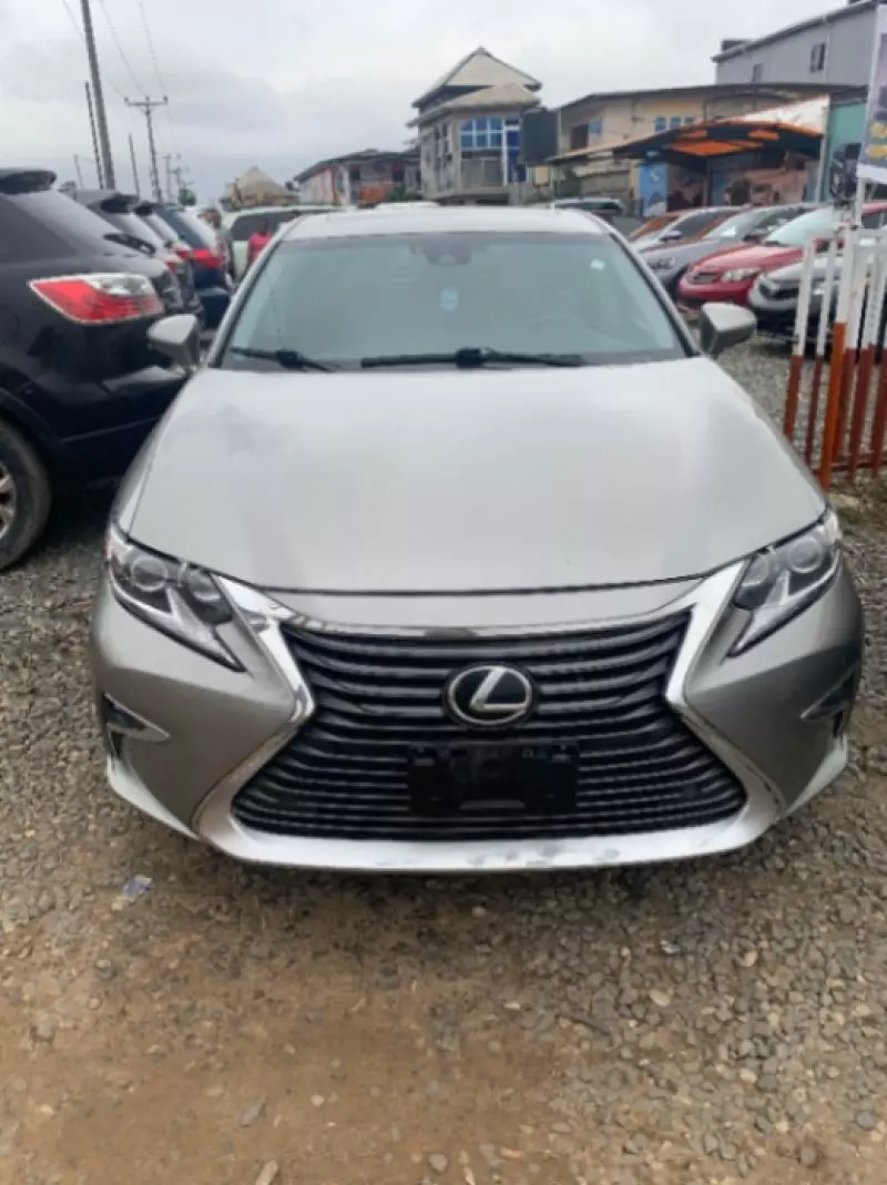 Lexus ES   - 2017