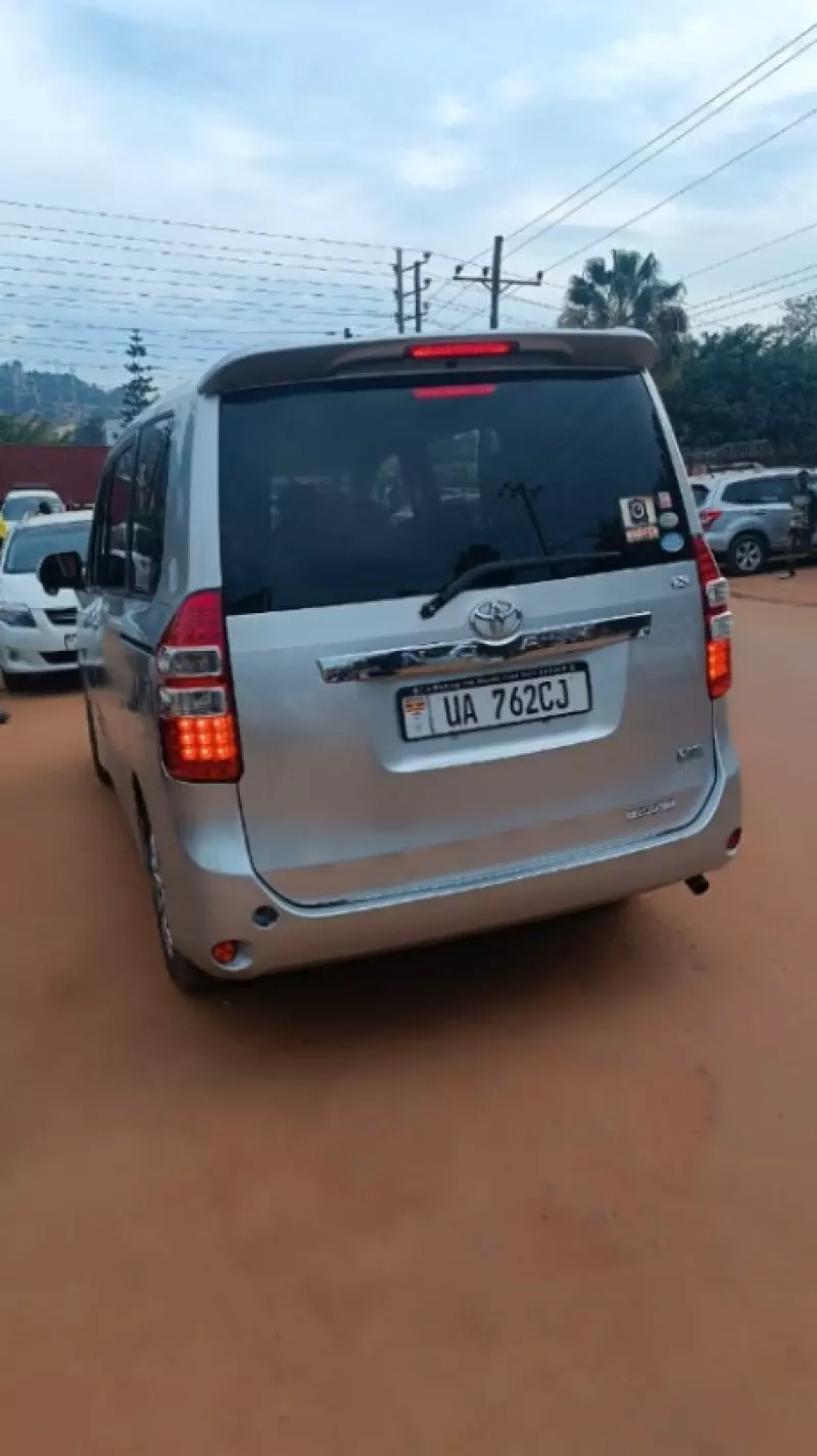 Toyota Noah - 2011