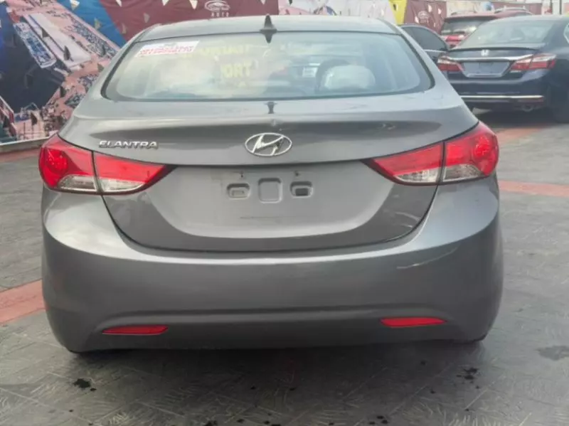 Hyundai Elantra   - 2012