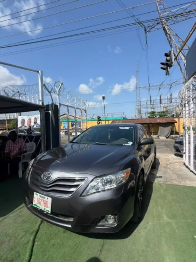 Toyota Camry   - 2010