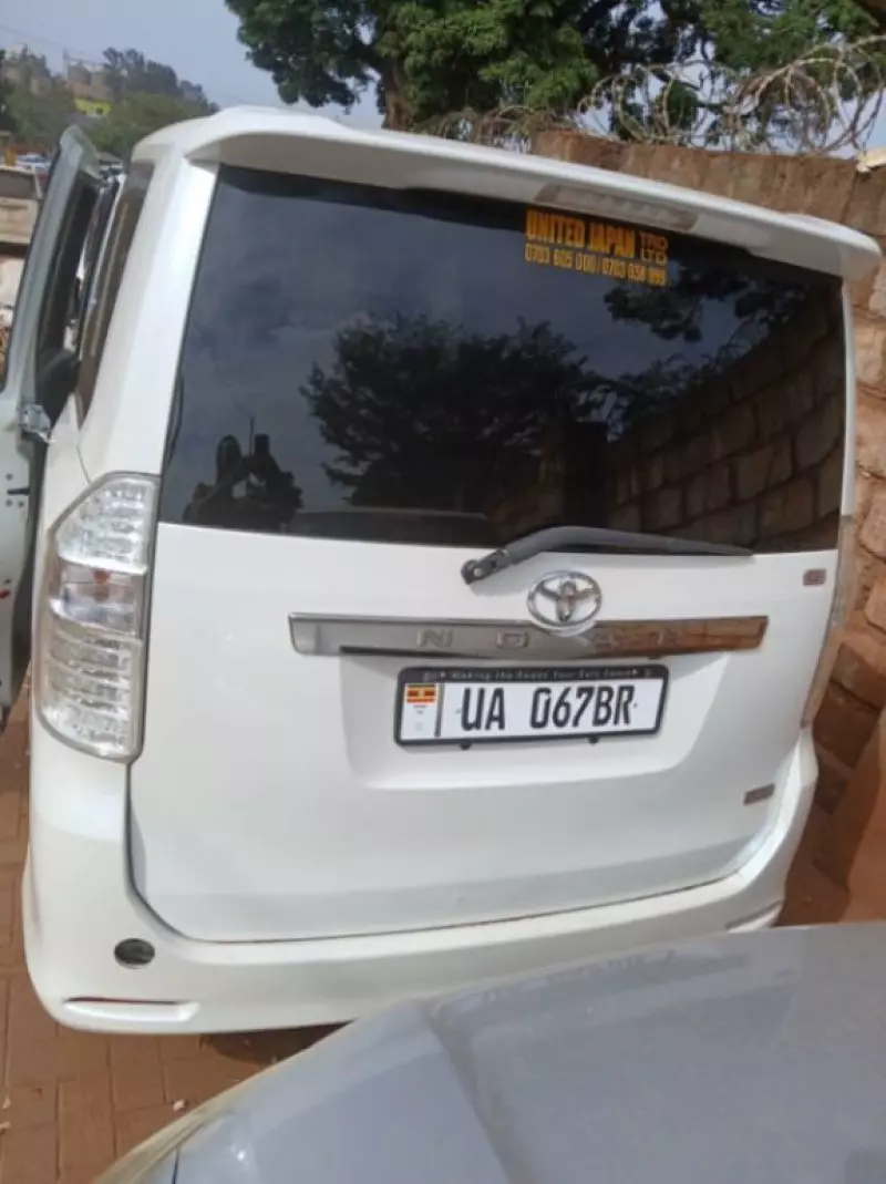 TOYOTA Noah - 2010