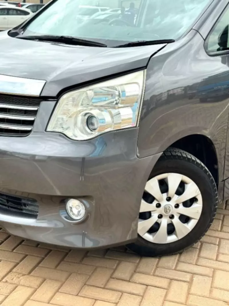 TOYOTA Noah   - 2012