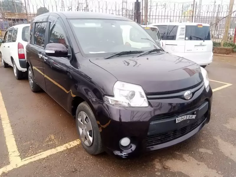 Toyota Sienta   - 2012