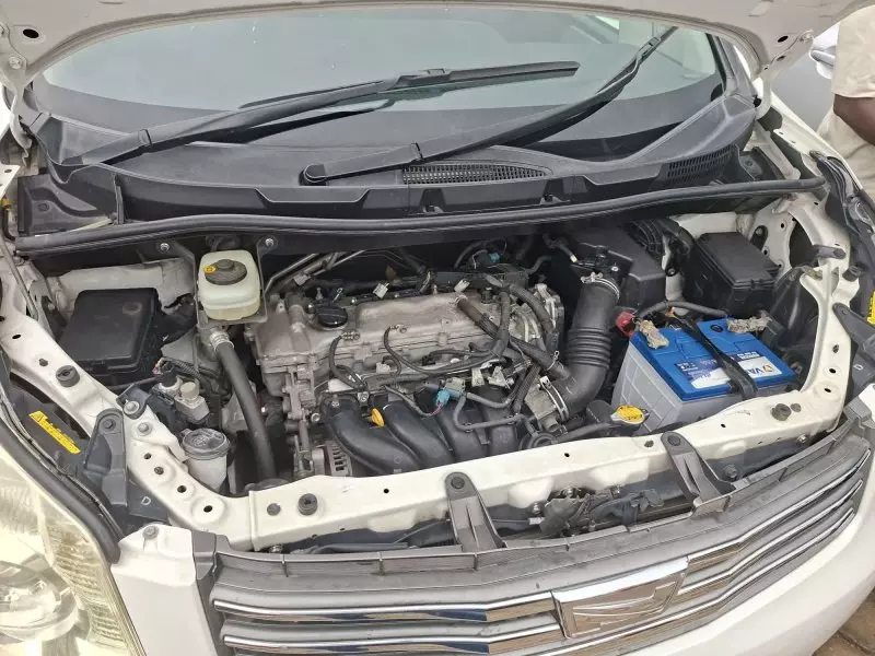 Toyota Noah   - 2013