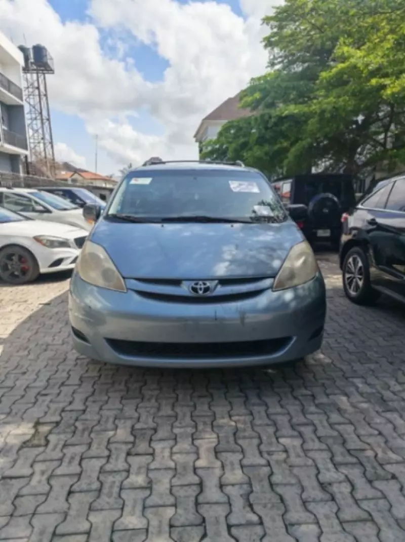 TOYOTA Sienna   - 2010