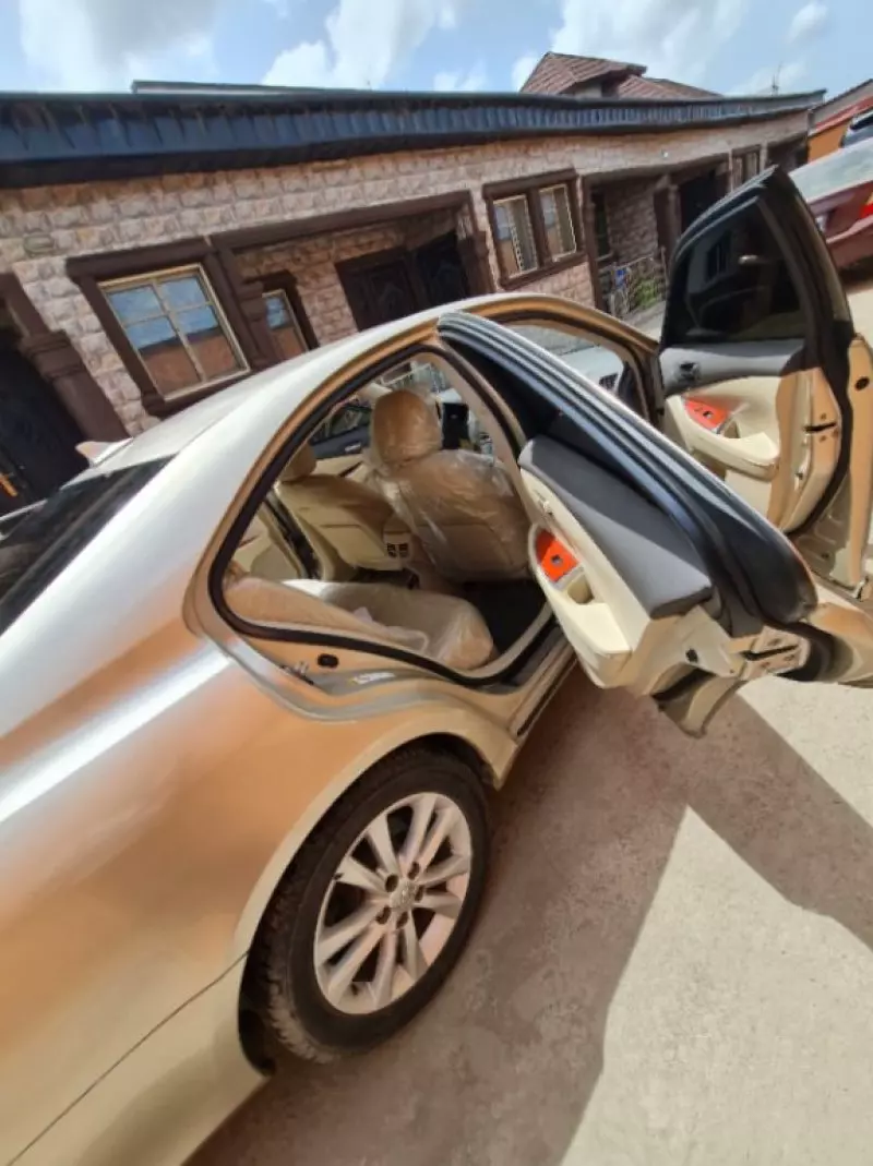 Lexus ES   - 2011