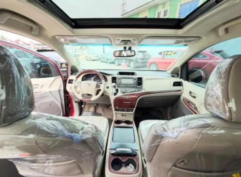 TOYOTA Sienna - 2011