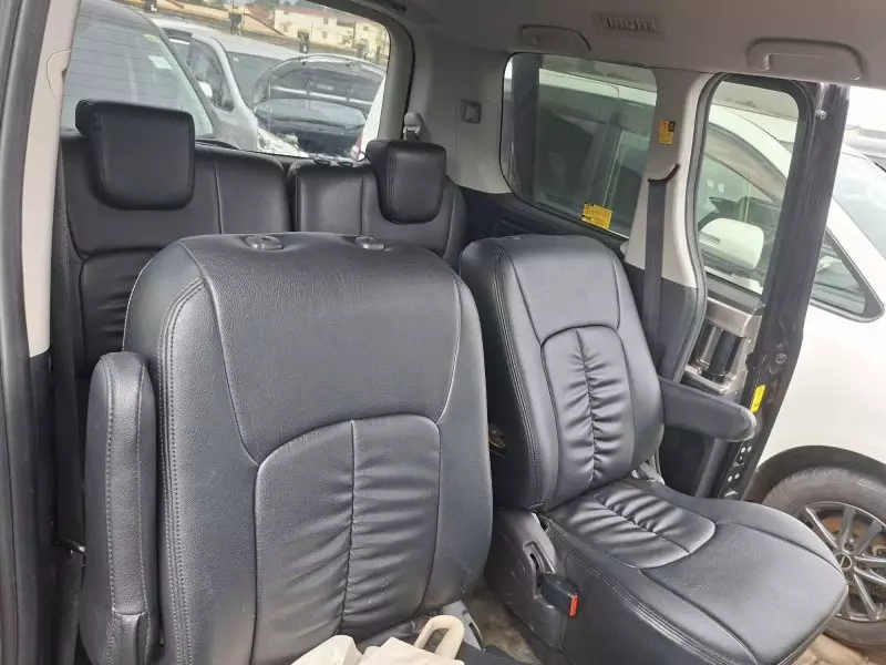 Toyota Noah   - 2012