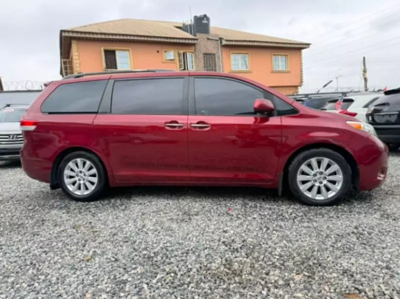 TOYOTA Sienna - 2011