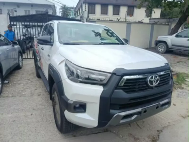 TOYOTA Hilux   - 2025