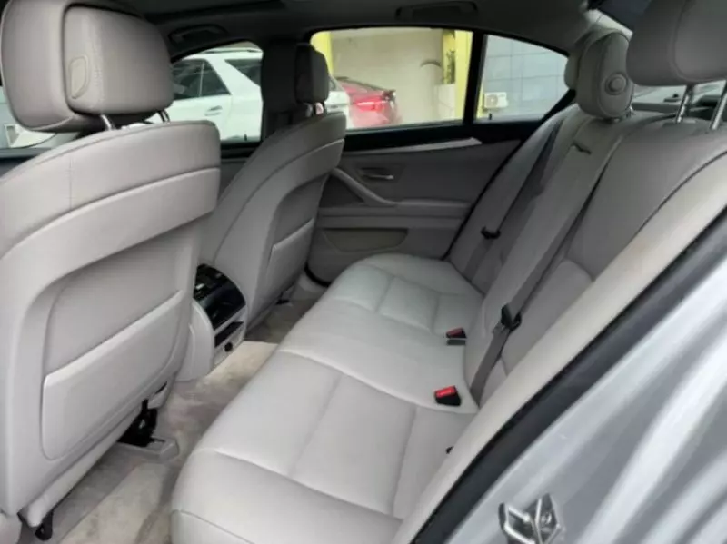 BMW 528i   - 2011