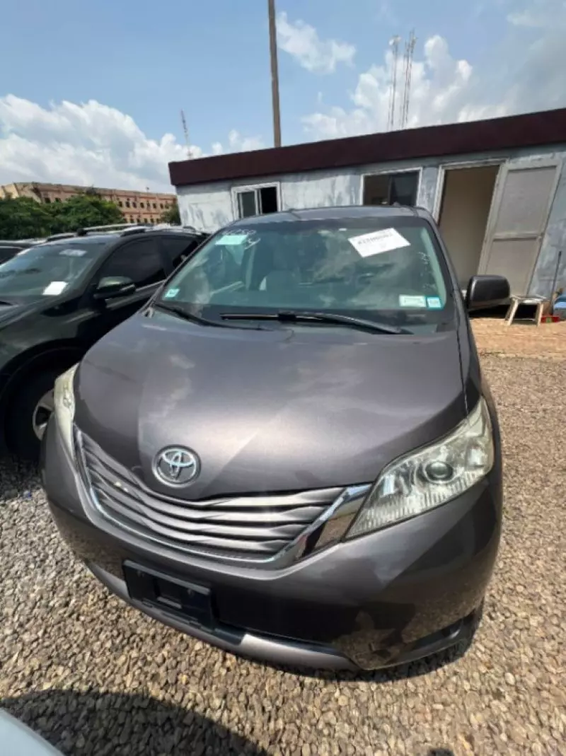 TOYOTA Sienna   - 2015
