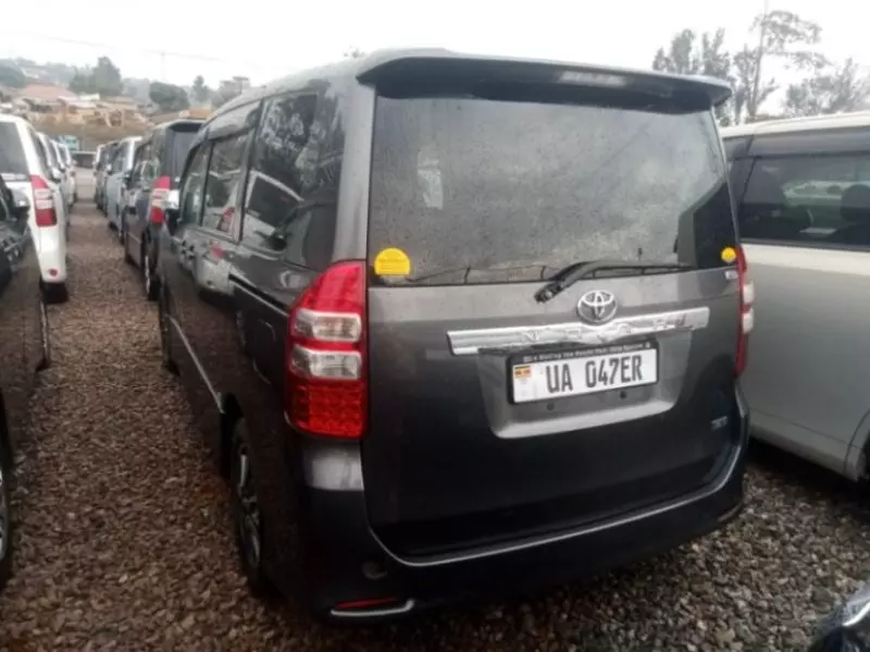 TOYOTA Noah   - 2011