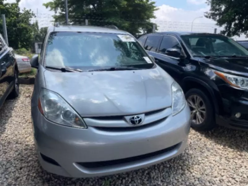 TOYOTA Sienna   - 2010