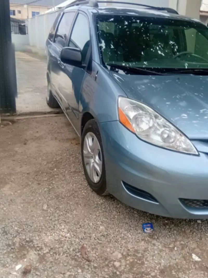 Toyota Sienna   - 2009