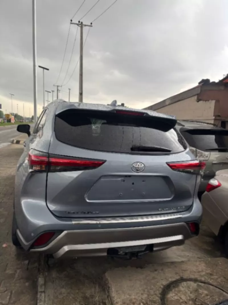 Toyota Highlander   - 2021