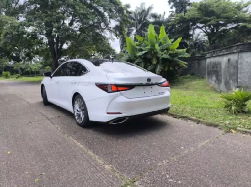 Lexus ES 350   - 2021
