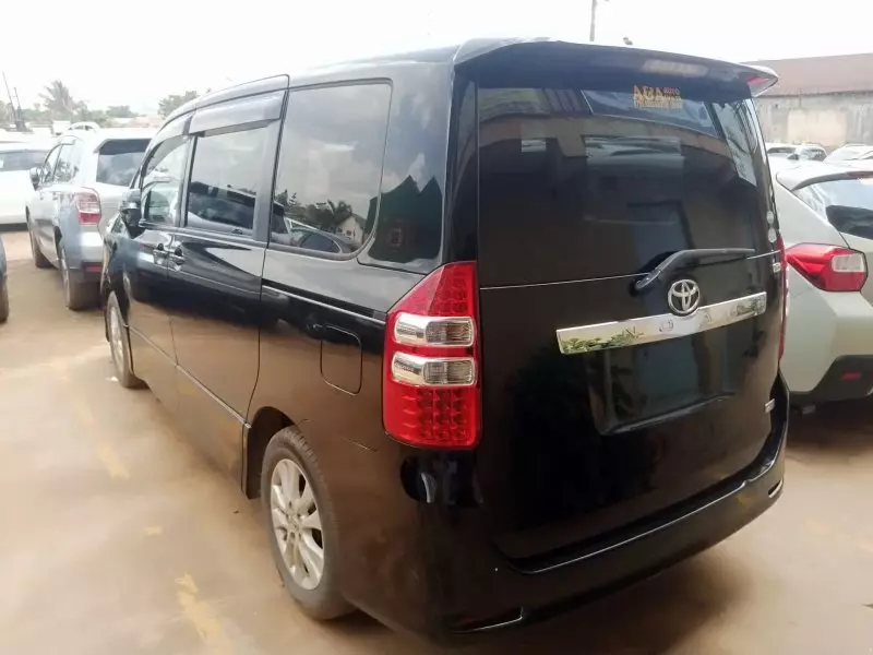 TOYOTA Noah   - 2012